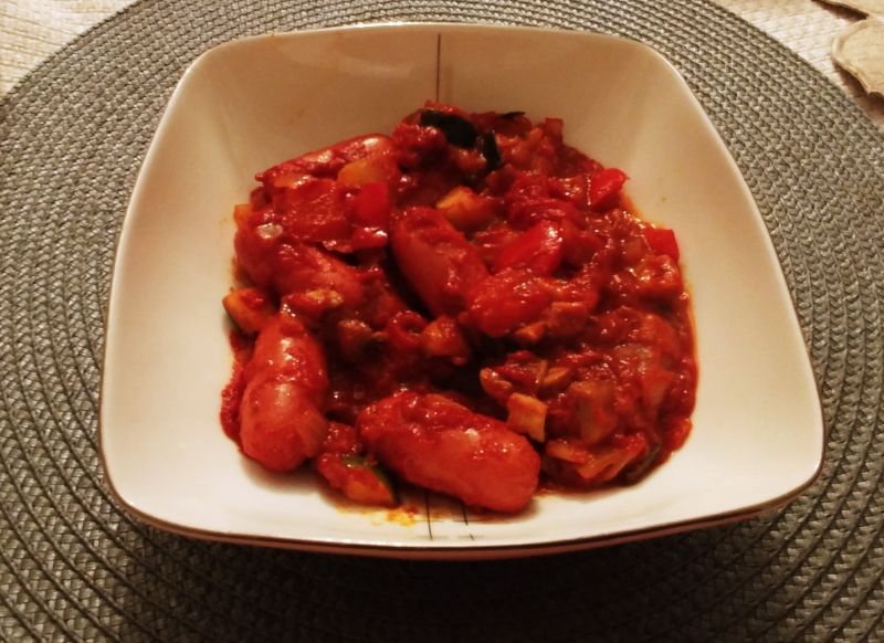 Danie jednogarnkowe - leczo z mini-kiełbaskami Danie jednogarnkowe - leczo z mini-kiełbaskami