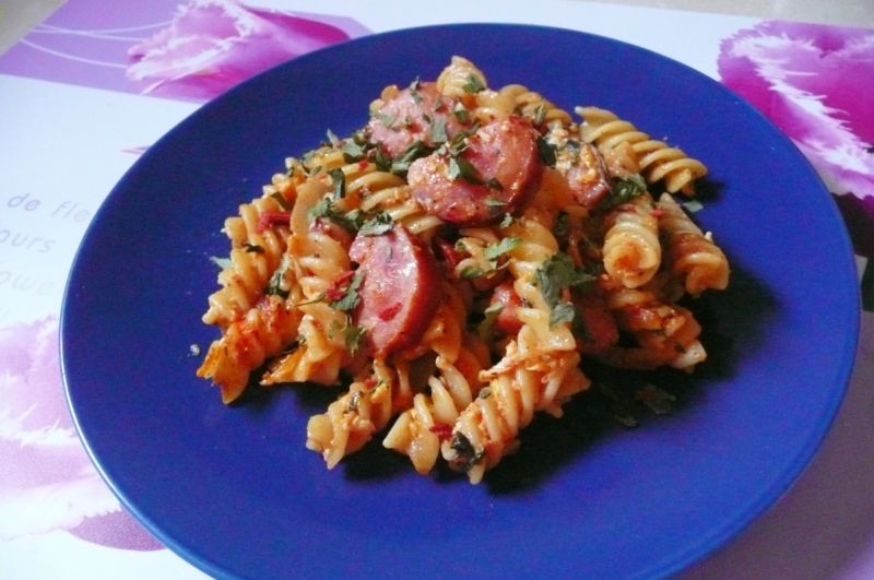 Danie jednogarnkowe - makaron z kiełbaską w sosie