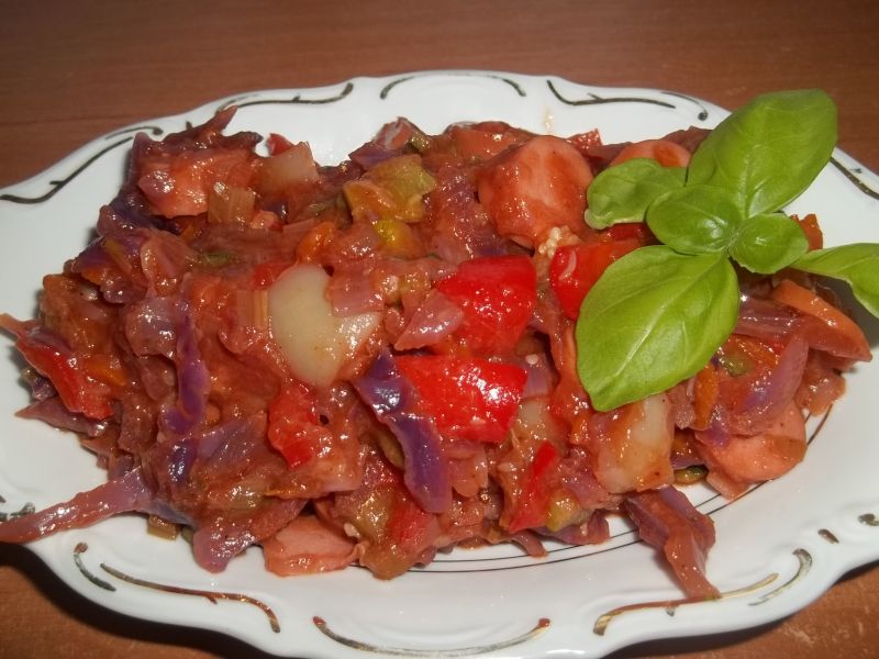 Danie jednogarnkowe z dodatkiem czerwonej kapusty