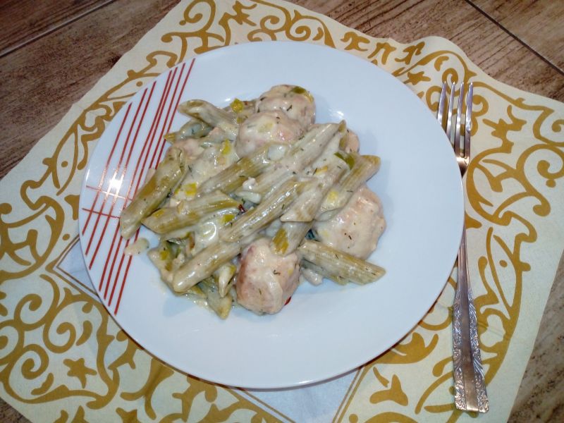 Danie jednogarnkowe z pulpetami i malkaronem penne