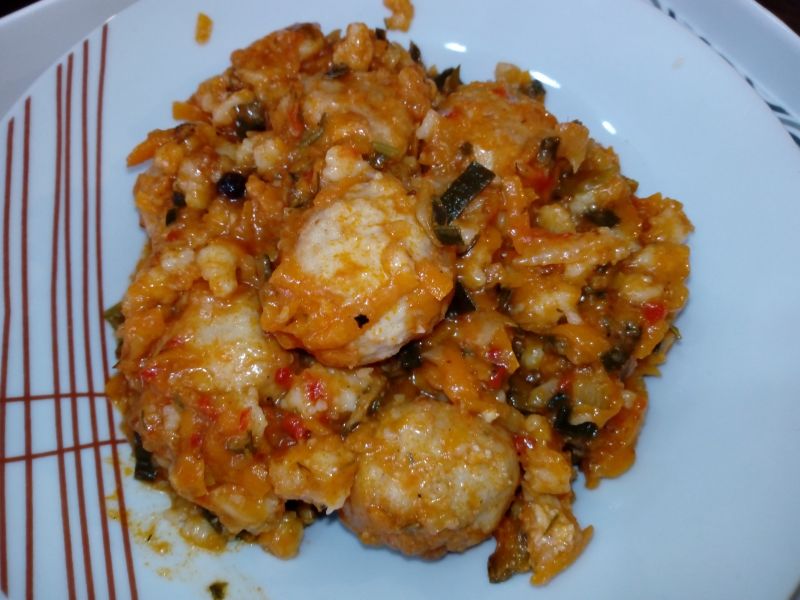 Danie jednogarnkowe z pulpetami i zacierkami