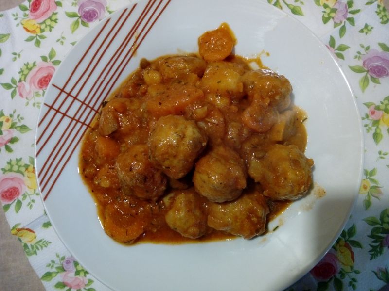 Danie jednogarnkowe z pulpetami i ziemniakami