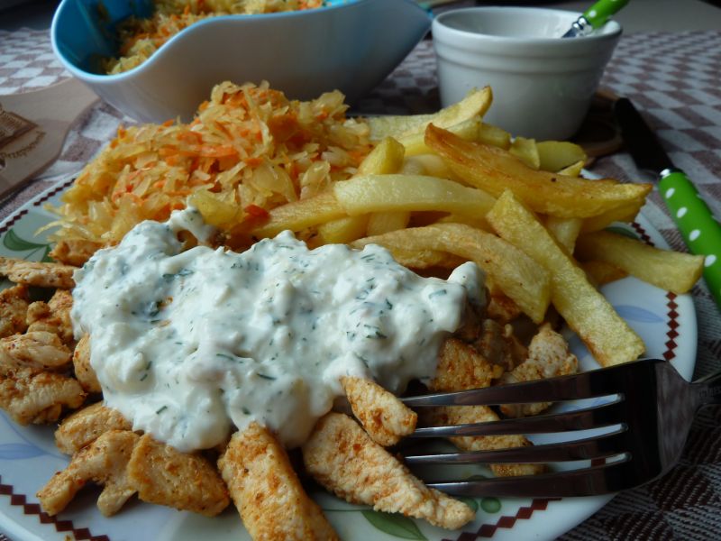 Danie kebab-gyros z sosem czosnkowym Danie kebab-gyros z sosem czosnkowym