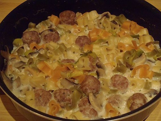 Danie makaronowe z mięsnymi kuleczkami