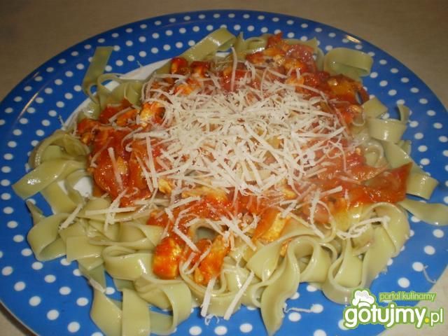 Danie makaronowe z sosem pomidorowym 
