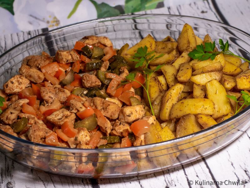 Danie obiadowe z kurczakiem oraz ziemniakami Danie obiadowe z kurczakiem oraz ziemniakami