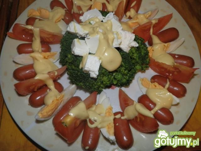 Danie z brokułem i sosem musztardowym. Danie z brokułem i sosem musztardowym.