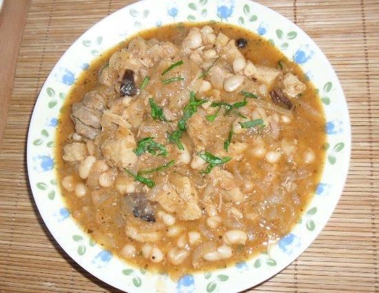 Danie z cebuli, miesa i fasolki.