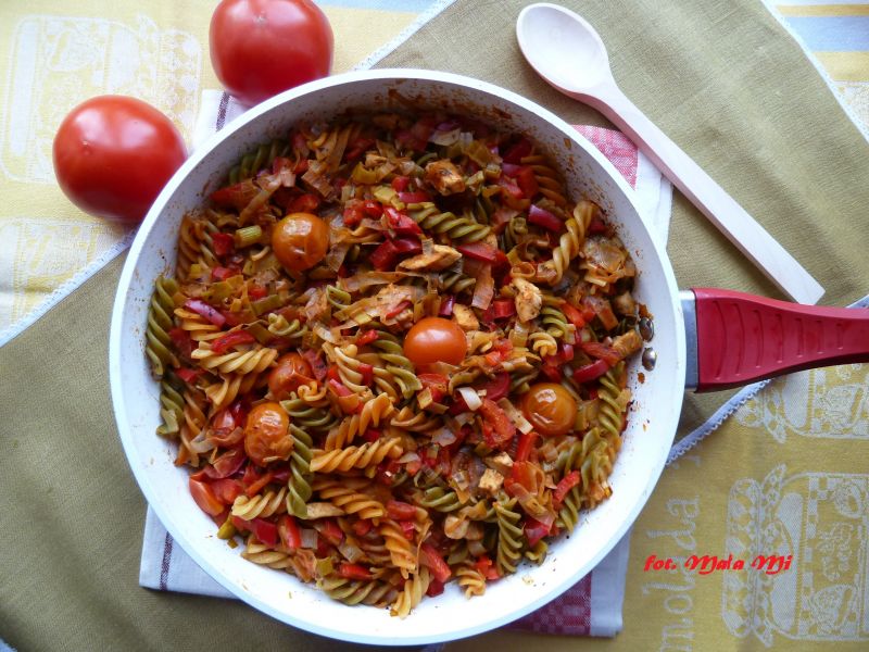 Danie z kurczaka z kolorowym fusilli i warzywami