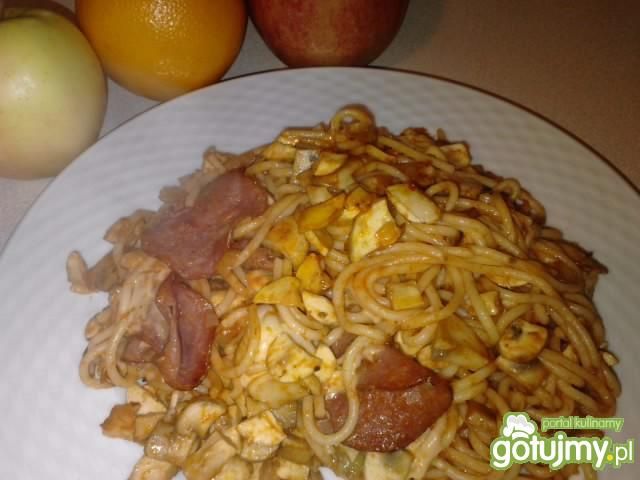 Danie z makaronu z pieczarkami. Danie z makaronu z pieczarkami.