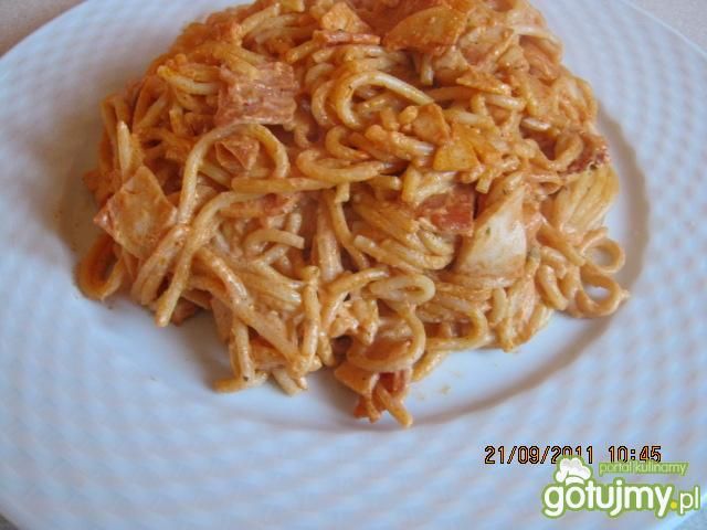 Danie z patelni z makaronem. Danie z patelni z makaronem.