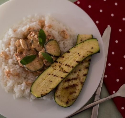 Danie z piersi kurczaka z grillowaną cukinią