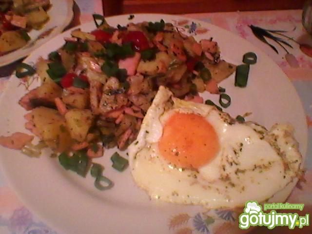 Danie ziemniaczane z wędliną i sadzonym