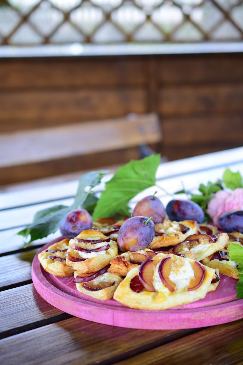 Francuskie ciasteczka serowe ze śliwką