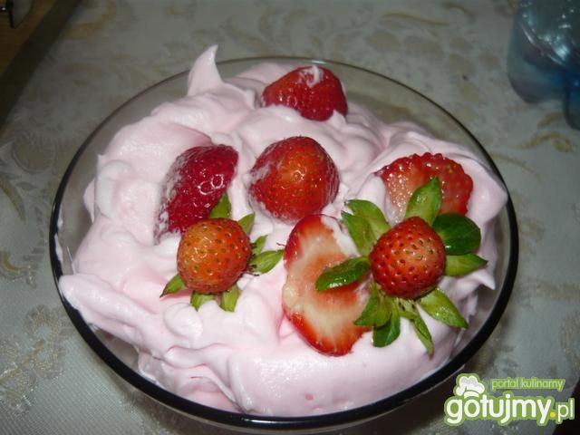 Delikatna pianka truskawkowa Delikatna pianka truskawkowa
