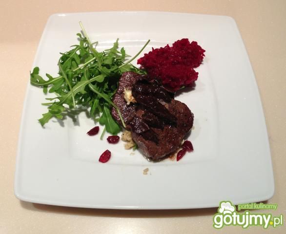 Delikatna polędwica wołowa z winem.