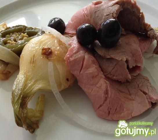 Delikatna polędwica z smażoną cebulą. Delikatna polędwica z smażoną cebulą.