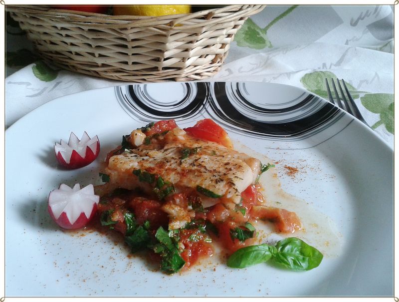 Delikatna rybka z duszonymi pomidorami  Delikatna rybka z duszonymi pomidorami