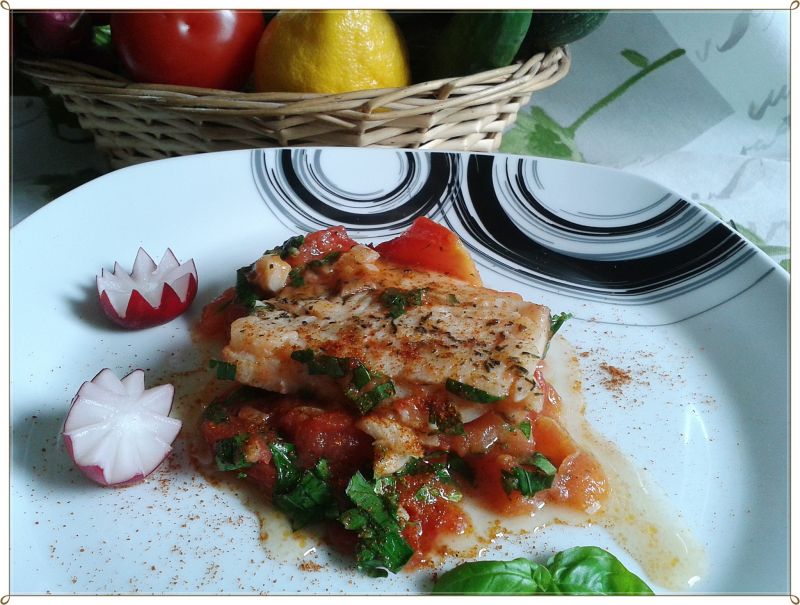 Delikatna rybka z duszonymi pomidorami  Delikatna rybka z duszonymi pomidorami