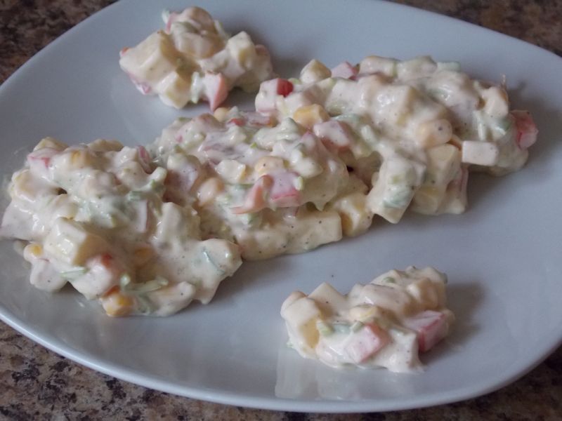 Delikatna sałatka z wędzoną piersią kurczaka Delikatna sałatka z wędzoną piersią kurczaka