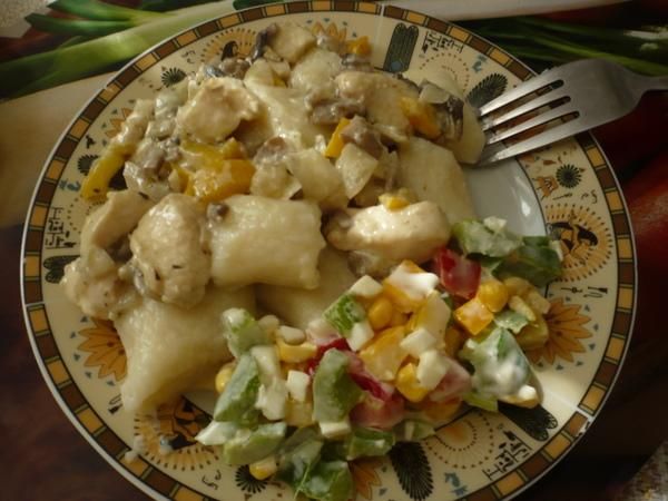 Delikatne kopytka z mięsem w sosie