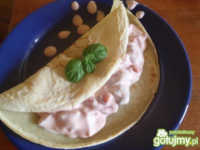 Delikatne naleśniki z truskawką i miętą