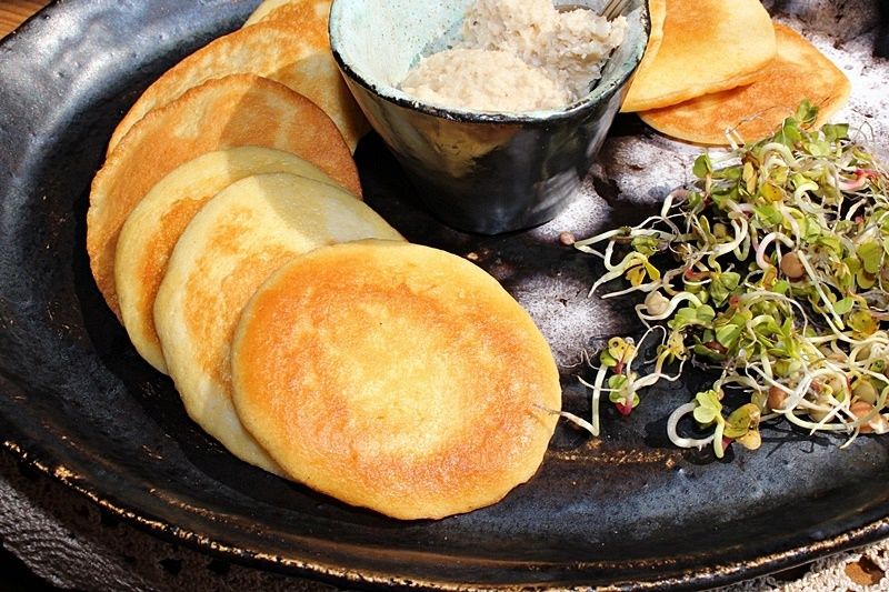 Delikatne placuszki biszkoptowe z chrzanem Delikatne placuszki biszkoptowe z chrzanem