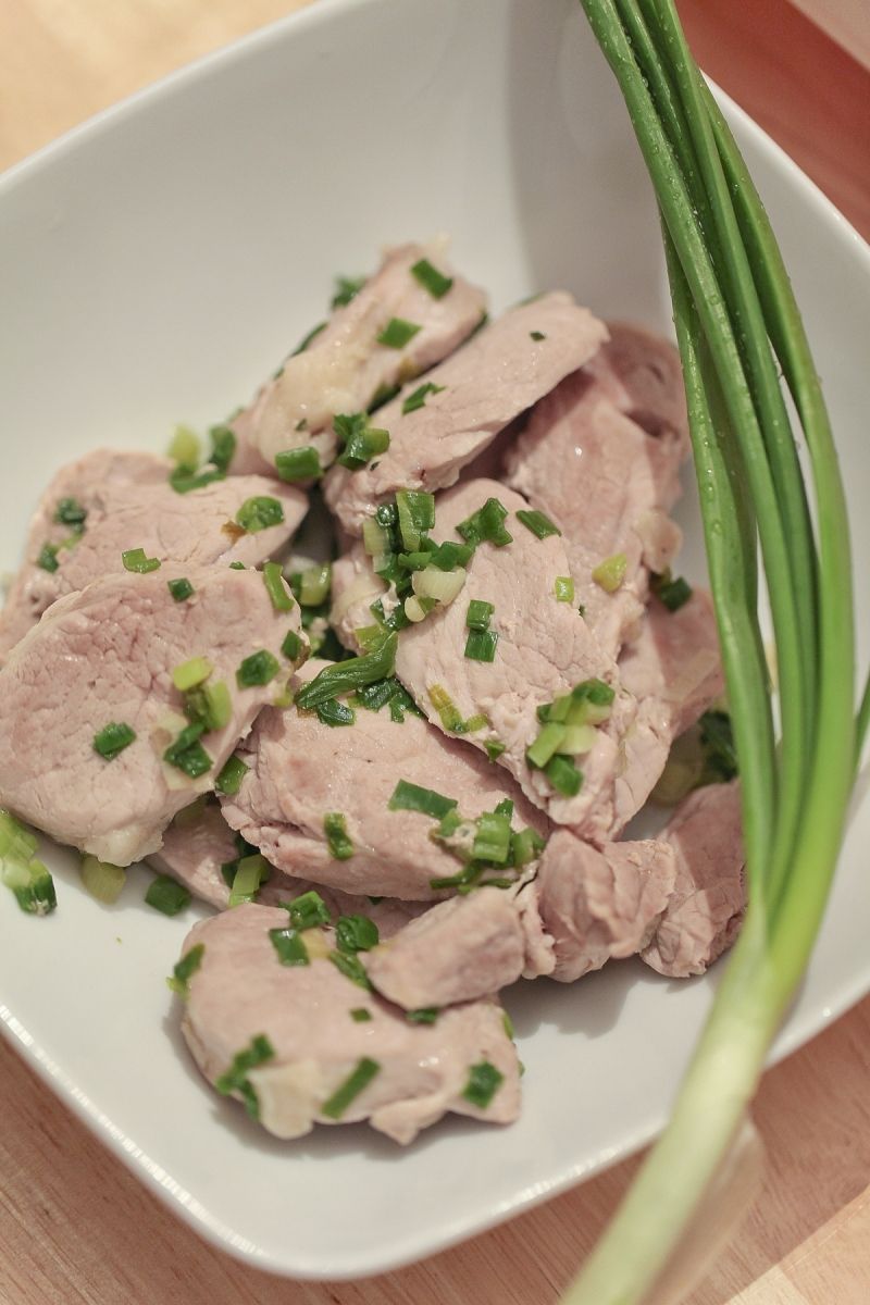 Delikatne polędwiczki wieprzowe na parze z dymką Delikatne polędwiczki wieprzowe na parze z dymką