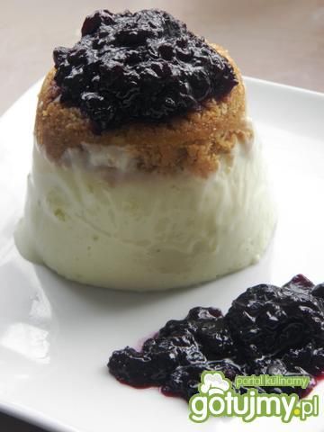 Delikatne serniczki z borówkami