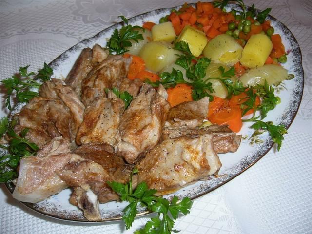 Delikatne żeberka z warzywami z parowaru