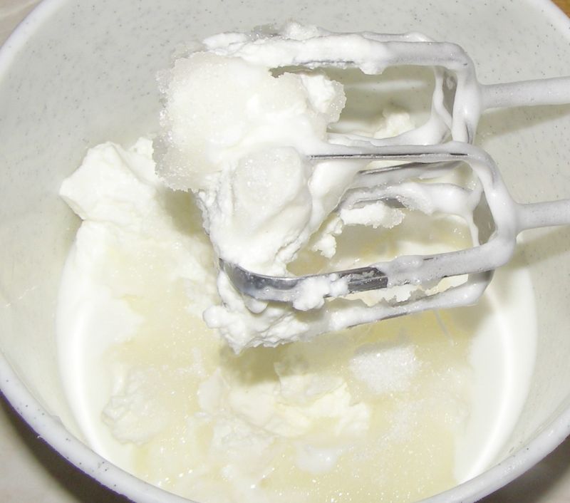 Delikatny jogurtowy sernik bez spodu z truskawkami