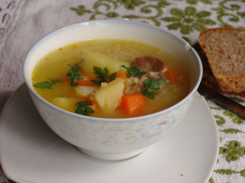 Delikatny krupnik z kaszą jaglaną 