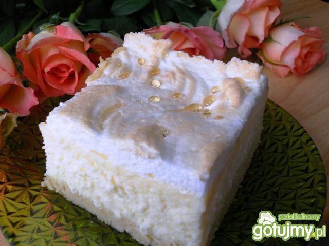 Delikatny serniczek ze złotą rosą