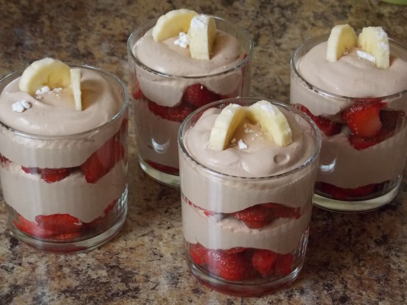 Delikatny śmietanowy deser z truskawkami Delikatny śmietanowy deser z truskawkami