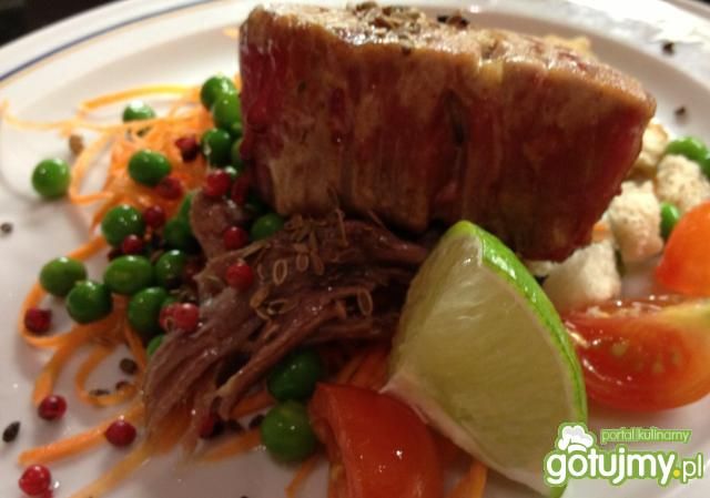 Delikatny tuńczyk na puszystej marchewce