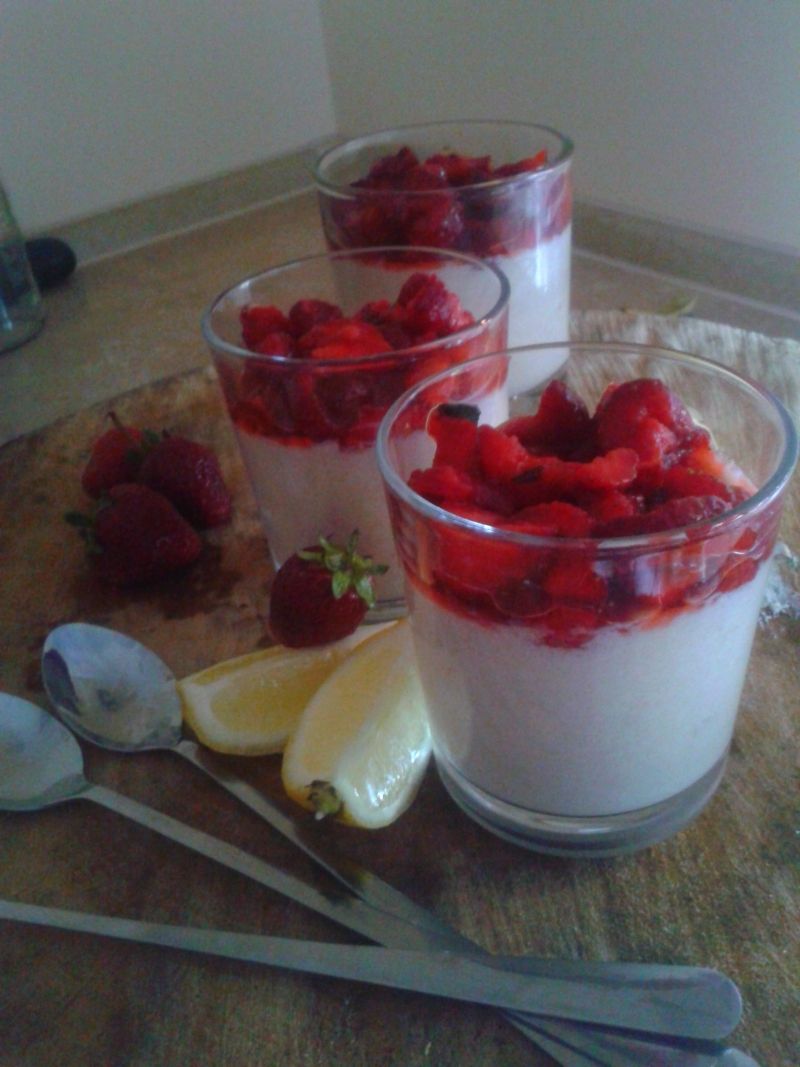 Deser a`la smakija z truskawkami