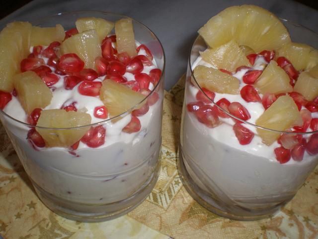 Deser ananasowy z granatami.