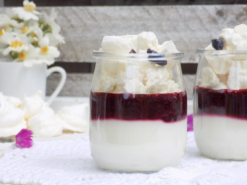 Deser bezowo-jagodowy Deser bezowo-jagodowy