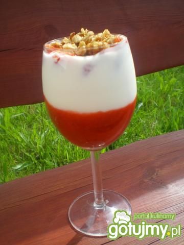 Deser Biało-Czerwonych z truskawkami