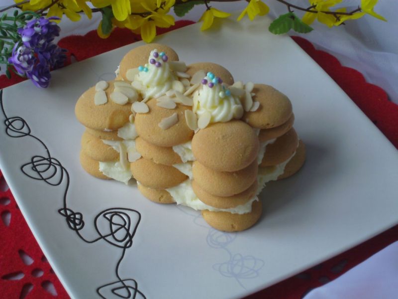 Deser biszkoptowy z kremem budyniowym i migdałami