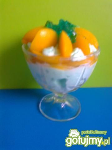 deser brzoskwiniowy z bitą śmietaną 