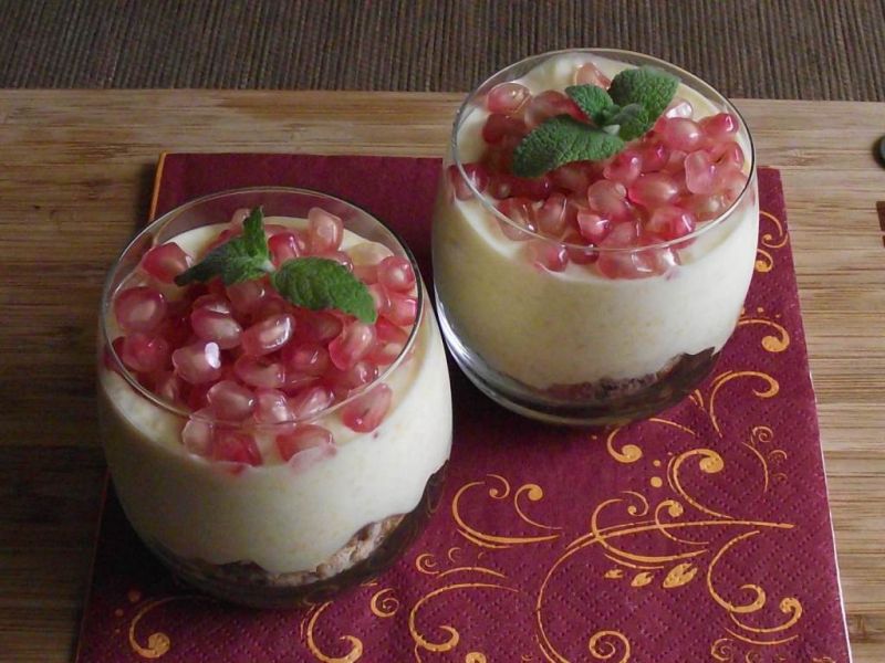 Deser brzoskwiniowy z owocem granatu  Deser brzoskwiniowy z owocem granatu