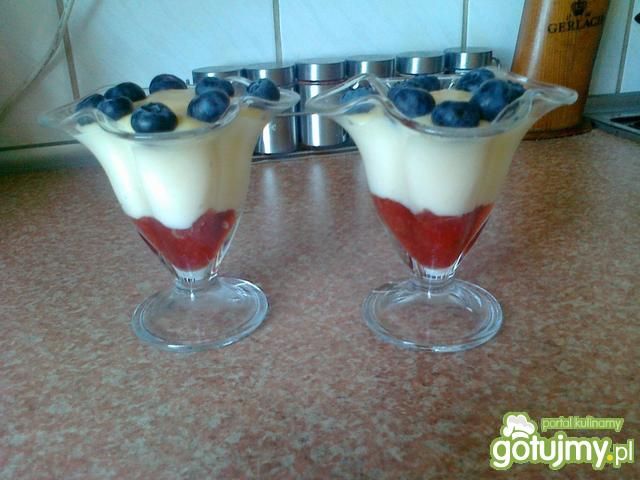 Deser budyniowy z borówkami Deser budyniowy z borówkami