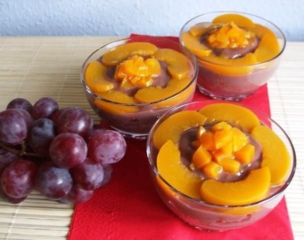 Deser budyniowy z musli i brzoskwinią