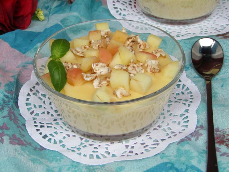 Deser budyniowy z pieczonym jabłkiem