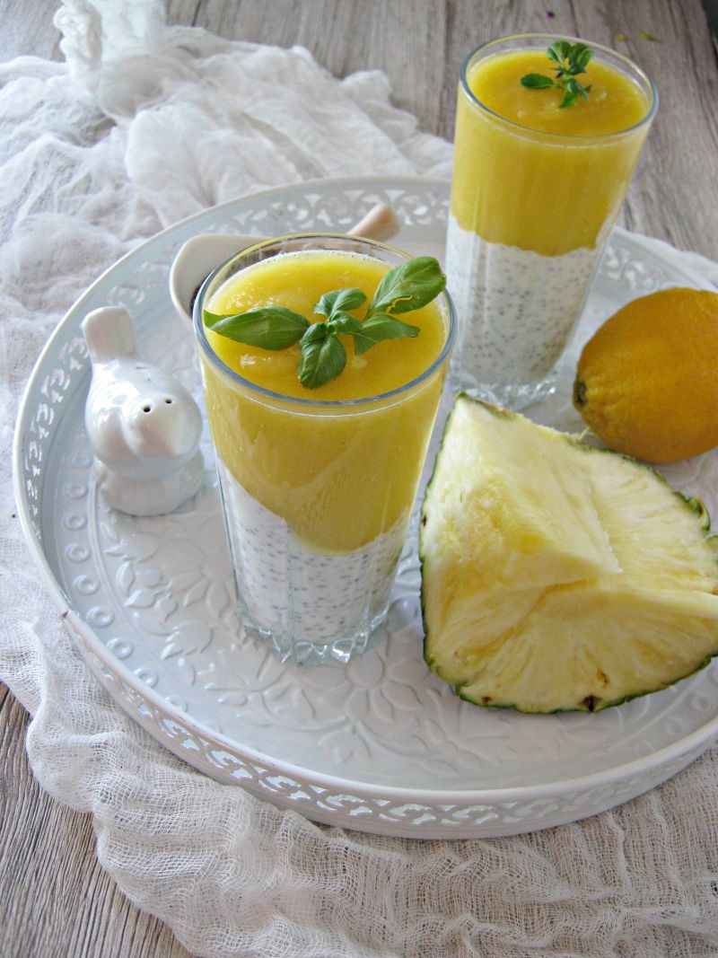 Deser chia z mango i ananasem 