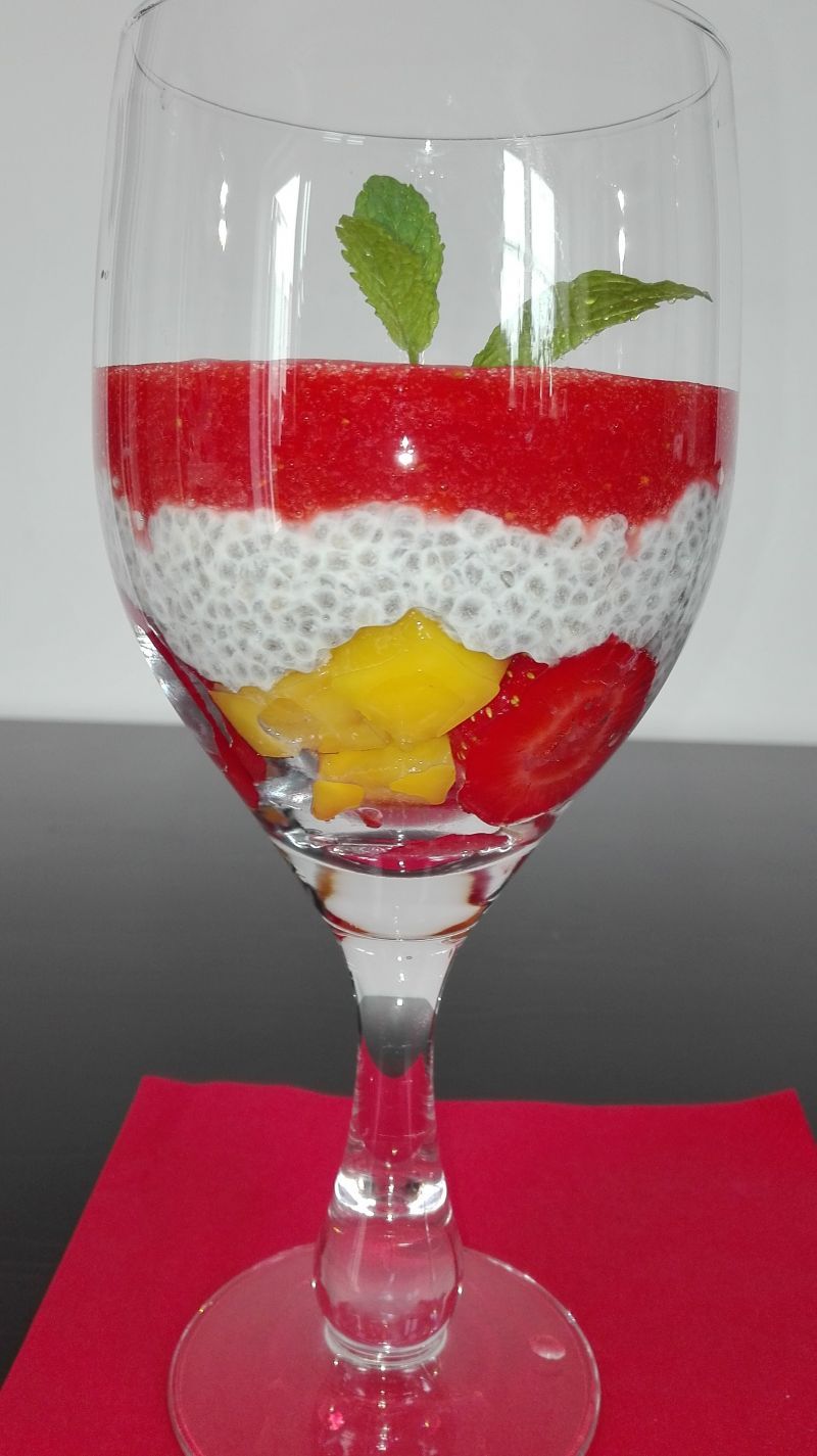 Deser chia z mango i musem truskawkowym Deser chia z mango i musem truskawkowym