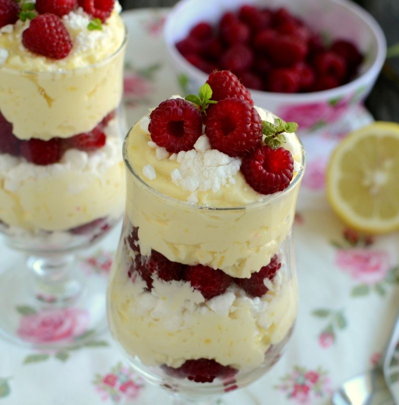 Deser cytrynowo-malinowy z bezami