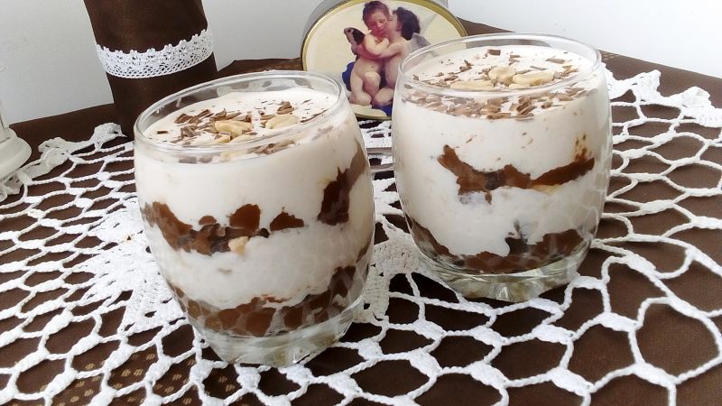 Deser czekoladowo-orzechowy ze smażonymi bananami