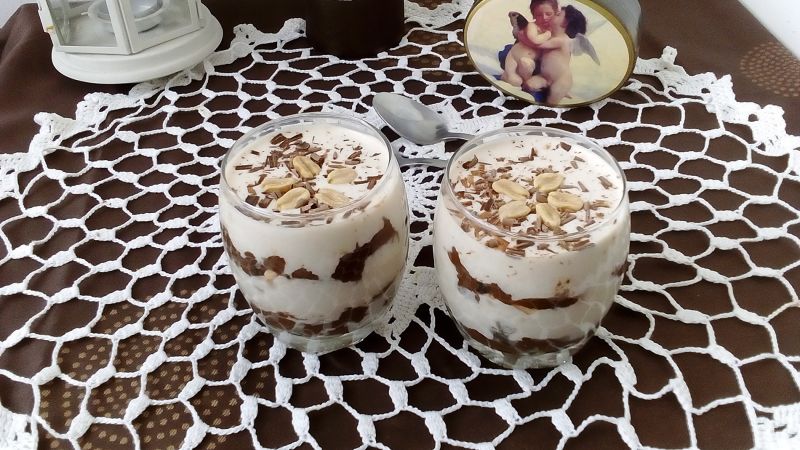 Deser czekoladowo-orzechowy ze smażonymi bananami